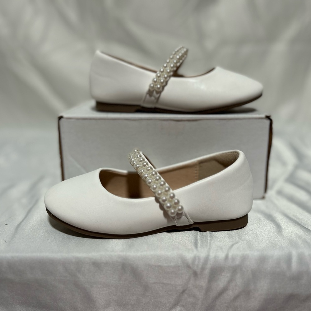 White Dress Shoes with Classic Design Pearl Snap Strap